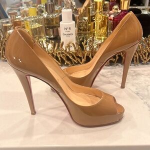 Christian louboutin patent leather nude pumps- 39